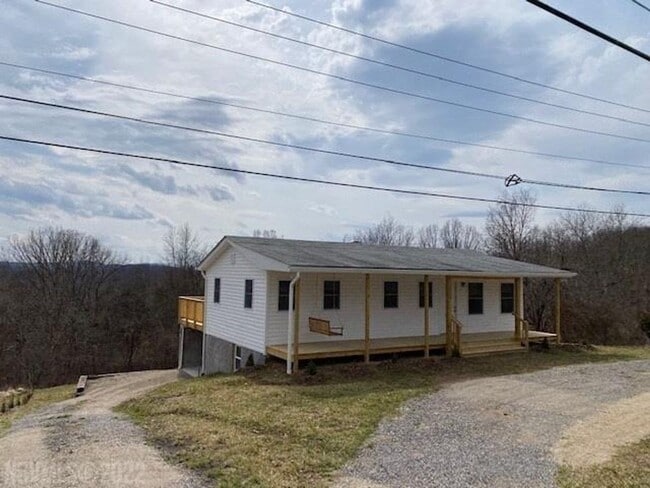 Building Photo - Fully Updated House - Move-In Ready