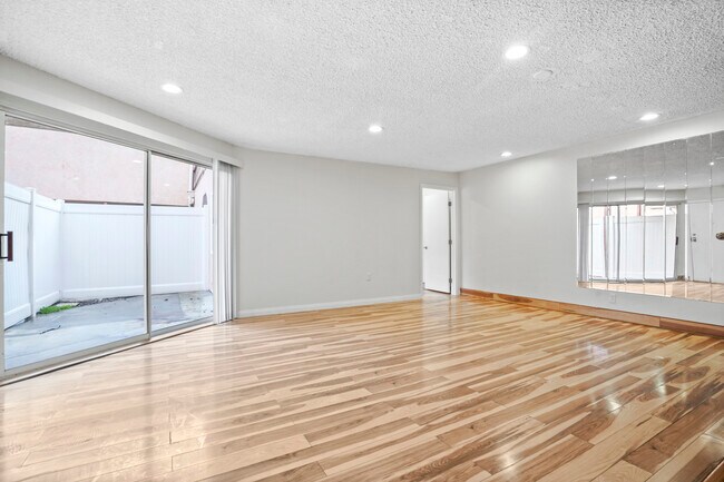 Foto del edificio - 7924 Woodman Ave
