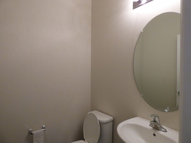 Building Photo - Nice 2 Bedroom Townhome in Great Location