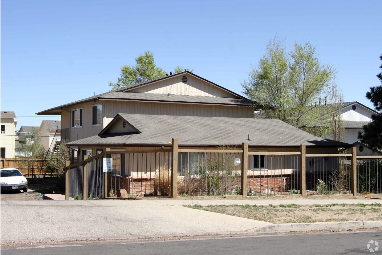 Building Photo - 303 University Dr