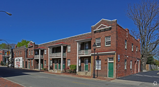 Building Photo - 100-104 W Clay St