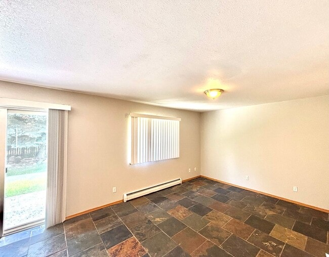 Building Photo - Great 4 bedroom home close to MSU & the ho...