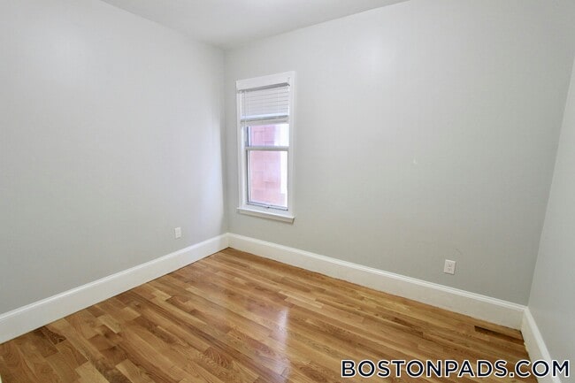 Building Photo - 460 Saratoga St