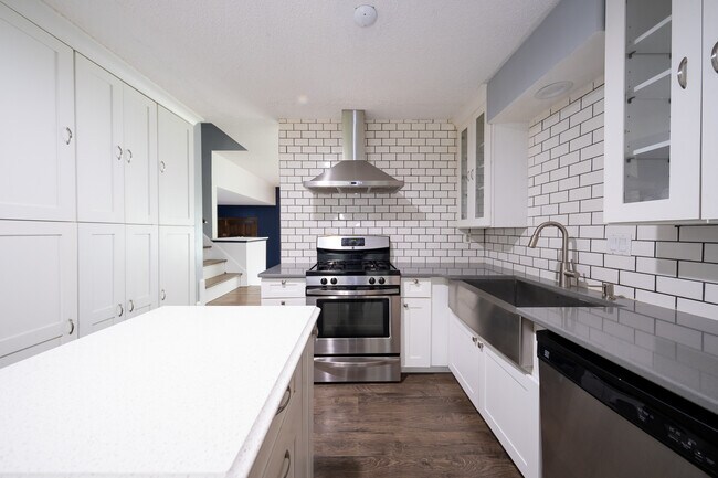 Building Photo - 2416 Queens Dr