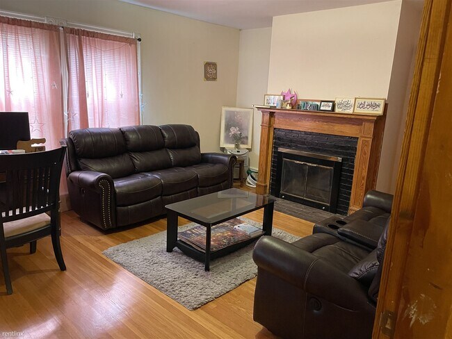Building Photo - 3 br, 1.5 bath Duplex - 8 Park Ave