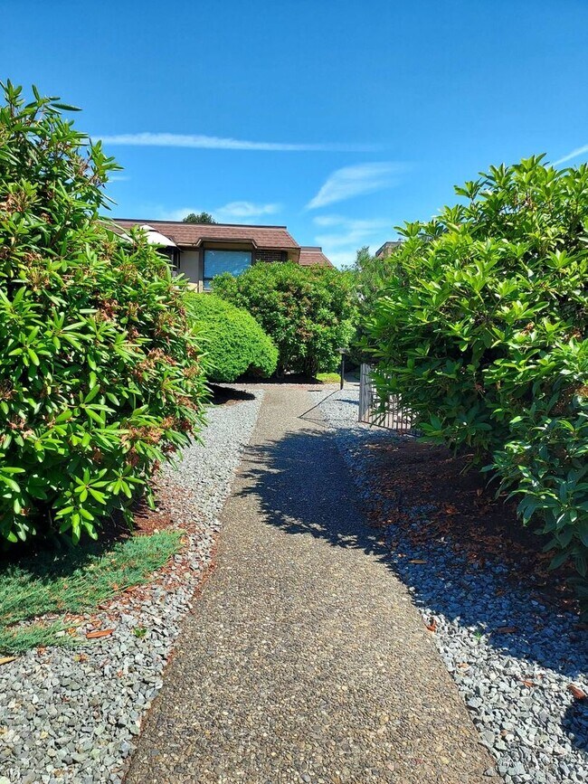 Foto del edificio - Two bedroom condo in Kent with community s...