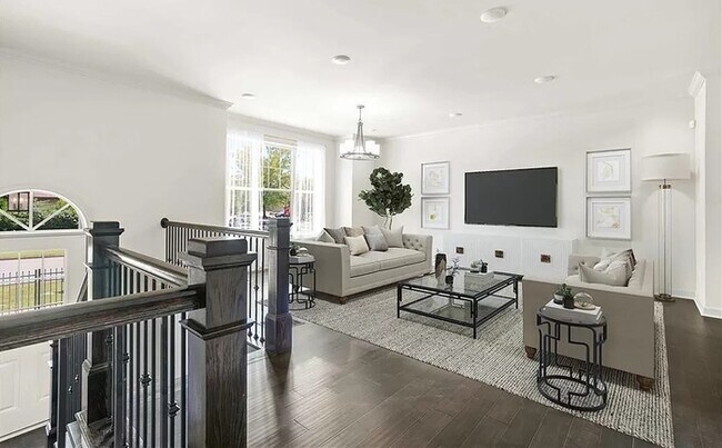 Building Photo - Best location in heart of Roswell