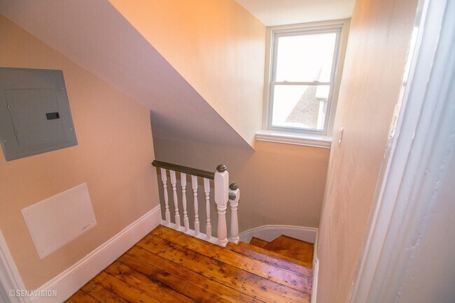 Building Photo - 40 Humphreys St