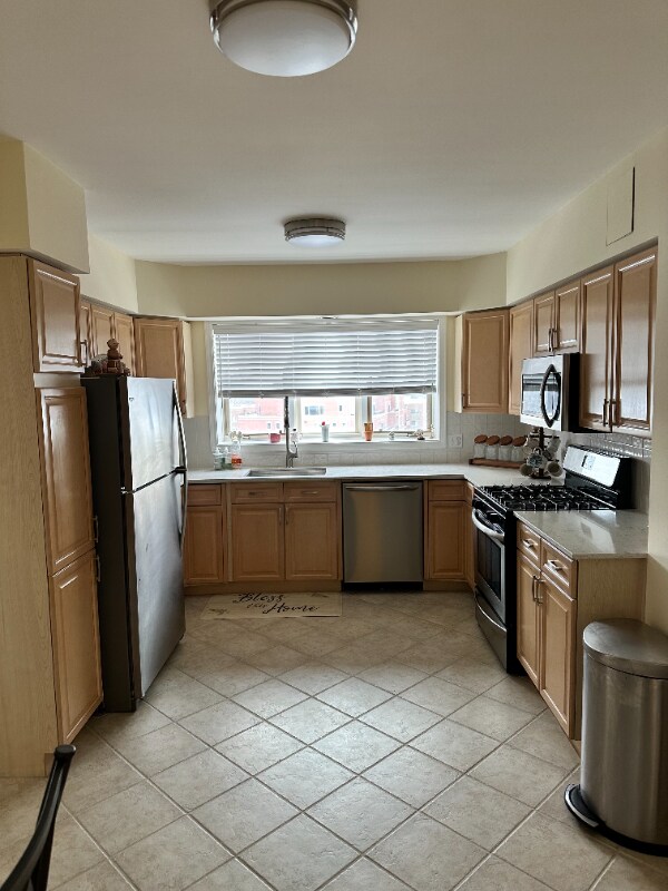 Building Photo - 650 S River Rd