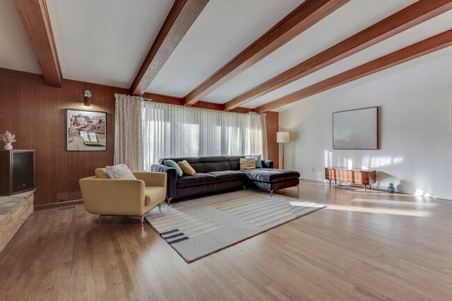 Foto del edificio - 111 McClellan Rd