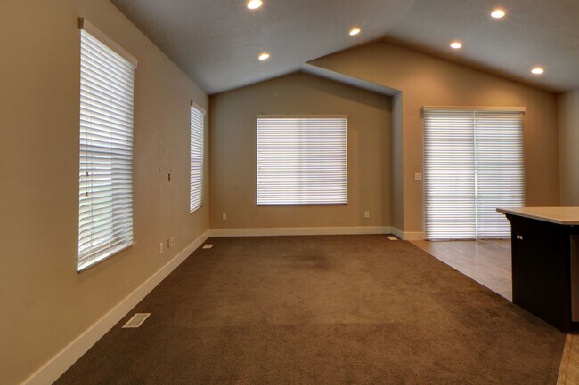 Building Photo - 3 bedroom Ivory Ridge Townhome