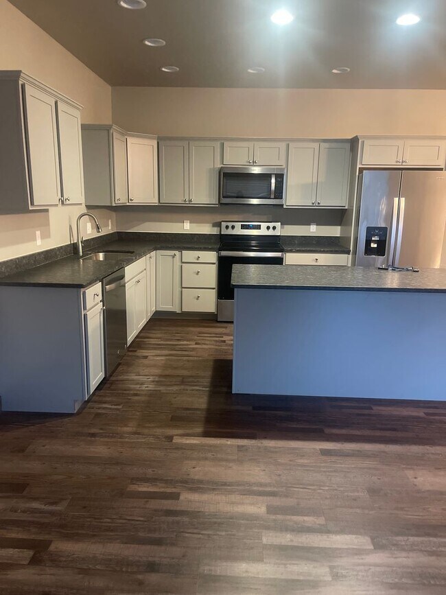 Building Photo - 1601 Westwood Cir