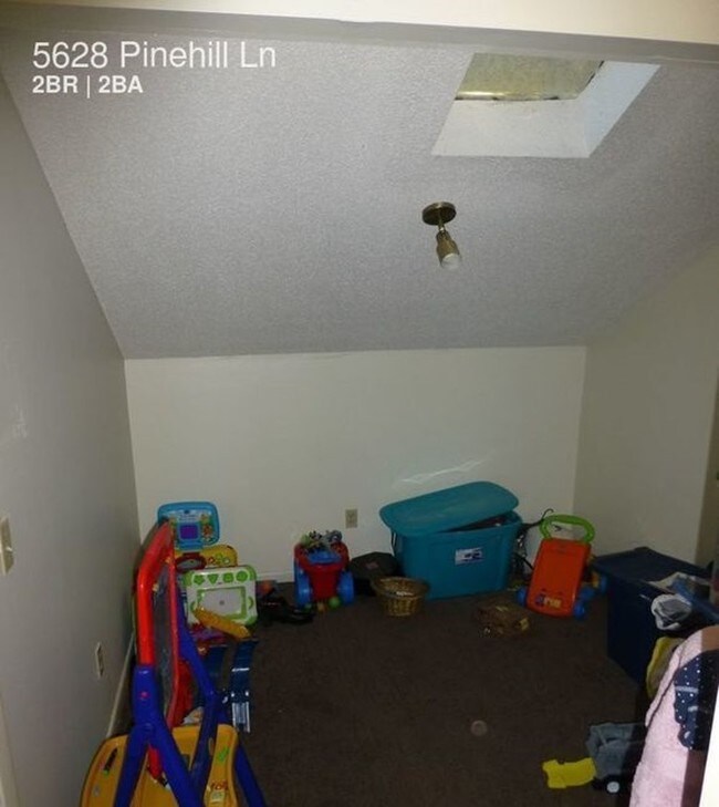 Foto del edificio - 5628 Pine Hill Ln