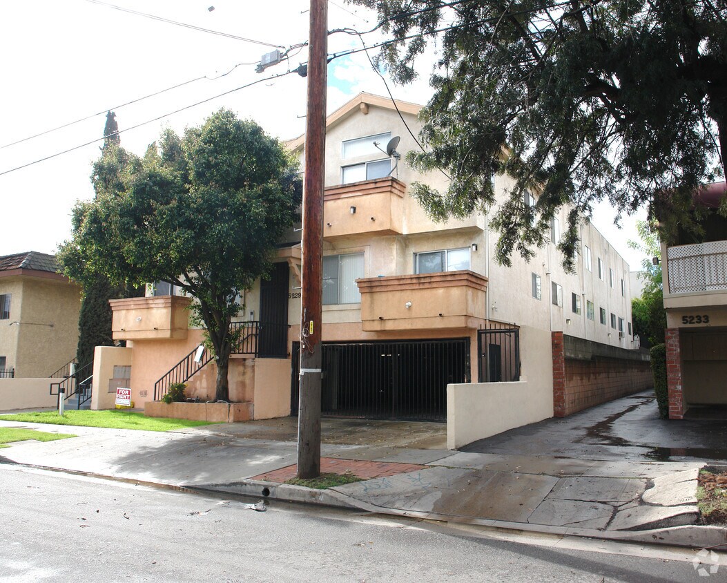 Foto del edificio - 5229 Riverton Ave