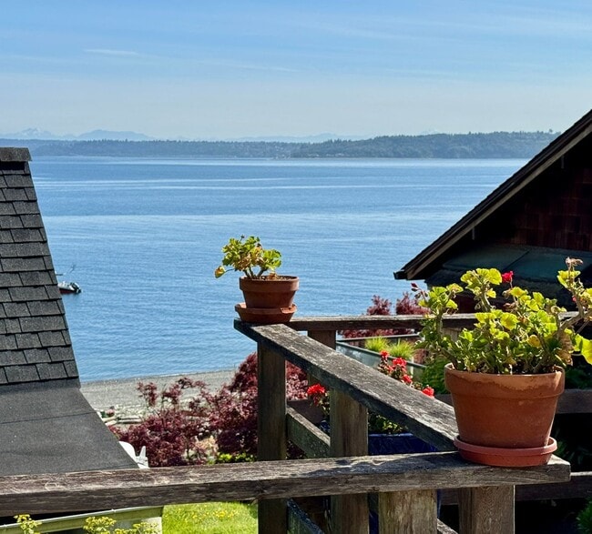 Building Photo - enchanting one bedroom beach cottage available now.....