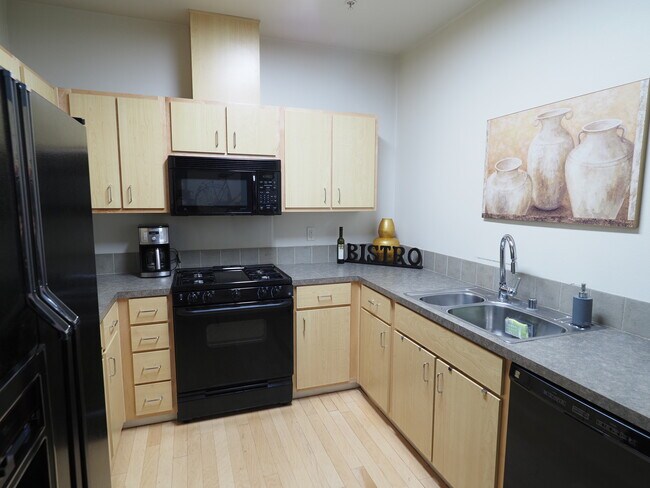 Cocina bien equipada con una estufa y horno a gas. - 2408 Main St