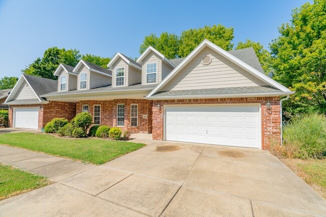 Building Photo - Beautiful & spacious 4 Bedroom condo w/fen...