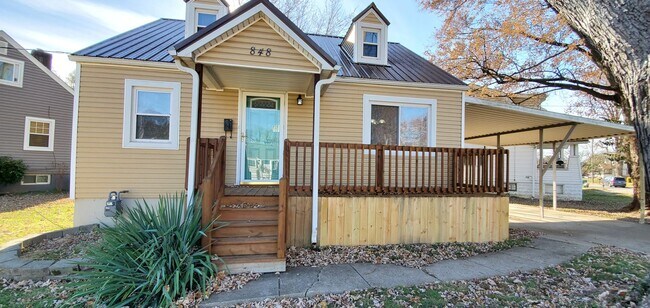Building Photo - CLEAN and Updated Dollhouse!  3 Bedrooms, ...