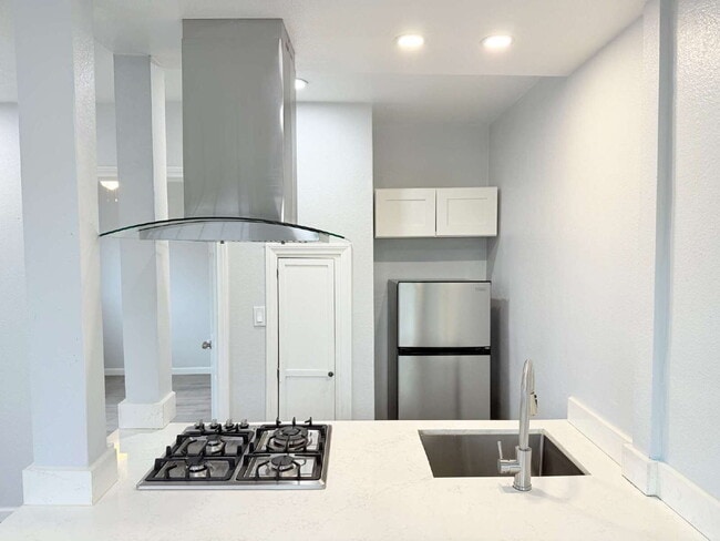 Building Photo - FREE Sept Rent with this cozy 1-Bedroom in...