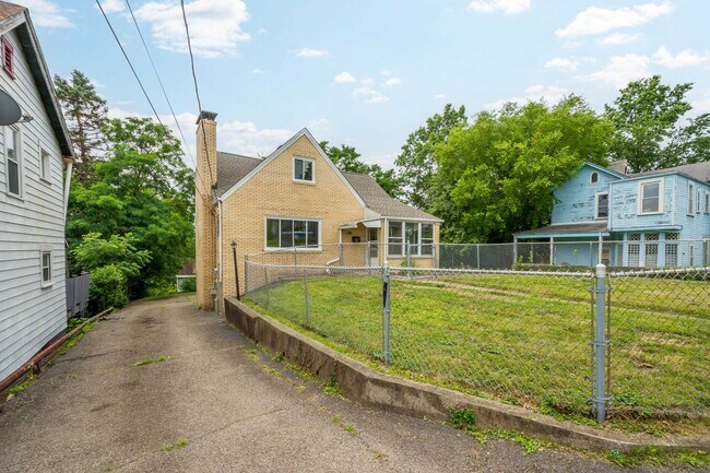 Building Photo - AVAILABLE AUGUST 1ST!! DON'T MISS THIS 3 B...