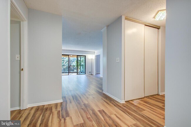 Foto del edificio - 5902 Mt Eagle Dr