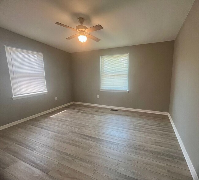 Foto del edificio - Spacious 4 bedroom 2 bath house