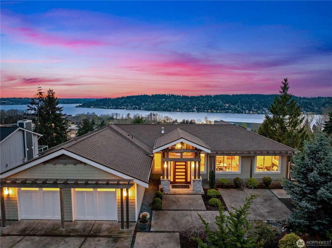 Primary Photo - Captivating Rental Home perched above the ...
