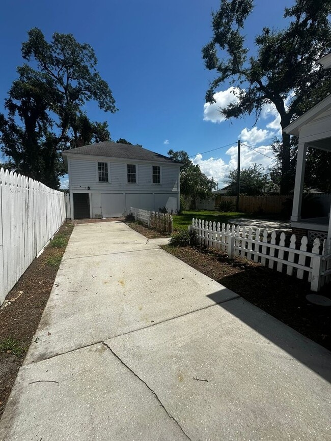 Building Photo - 1 Bedroom 1 Bath Apartment in the Heart of...