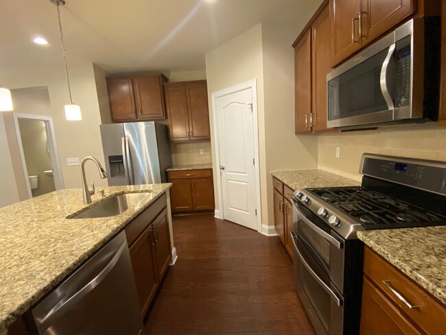 Foto del edificio - AVAILABLE NOW!-BUNGALOW STYLE HOME -JUST B...