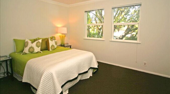 Building Photo - Enchanting two bedroom apartment with back...