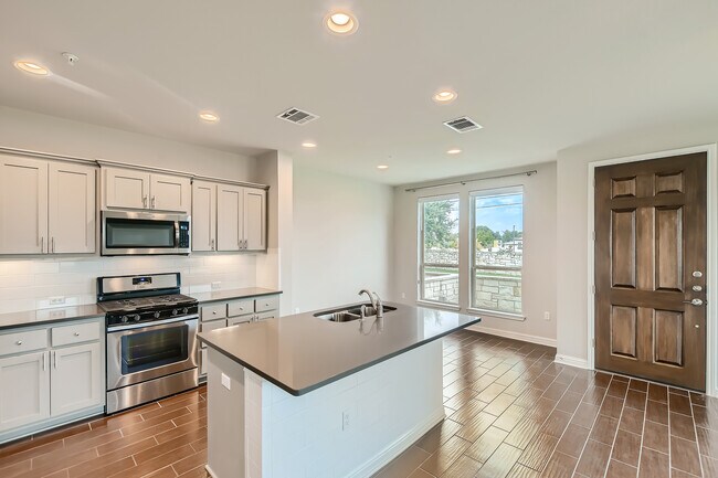 Building Photo - 13800 Lyndhurst St