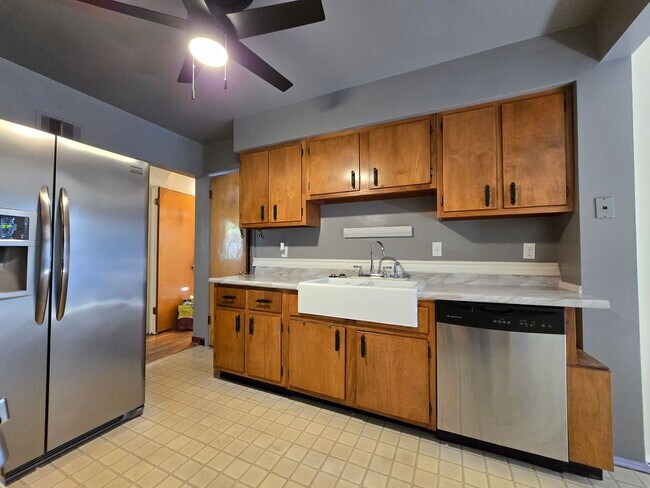 Foto del edificio - Spacious home with parklike back yard!
