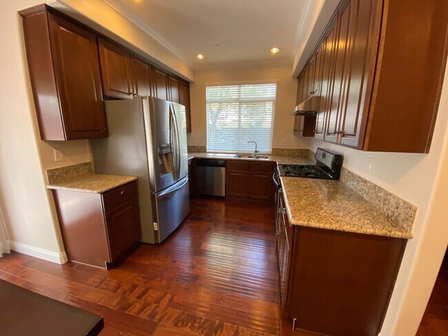 Foto del edificio - Beautiful Four Bedroom Townhouse in Pasadena