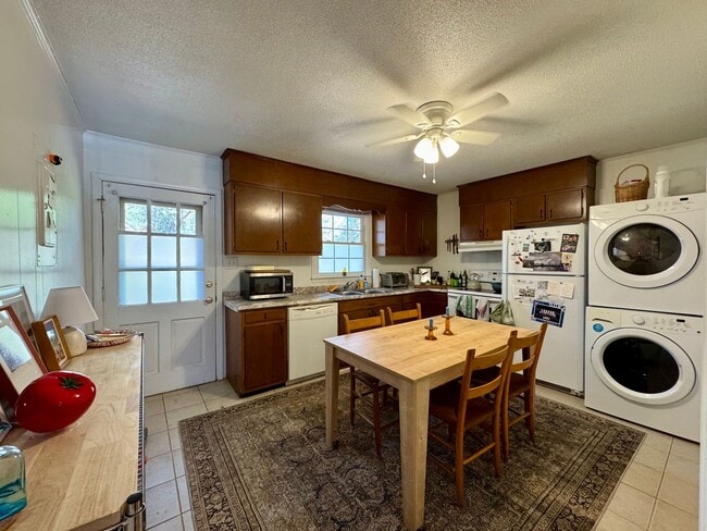 Building Photo - 202 W Poplar Ave