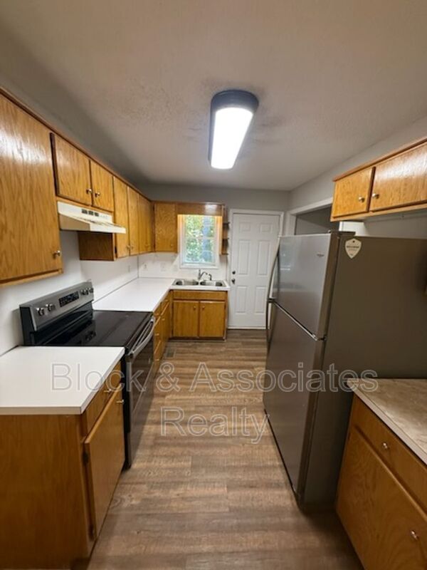 Foto del edificio - 746 Breeze Hill Rd