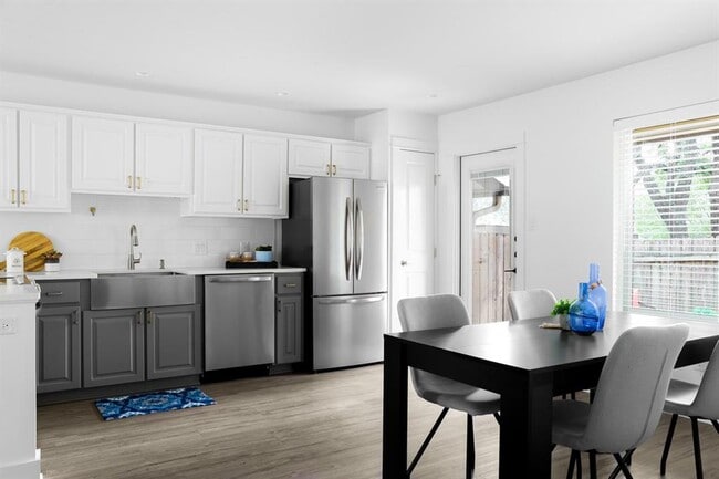 Building Photo - 8229 Summer Side Dr