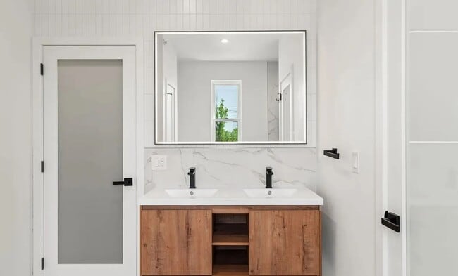 Building Photo - Luxury New Construction Townhome