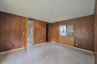 Building Photo - 914 Davis St