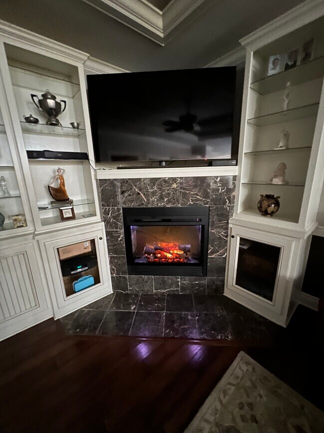 Fireplace lots of storage - 709 S Kansas Ave
