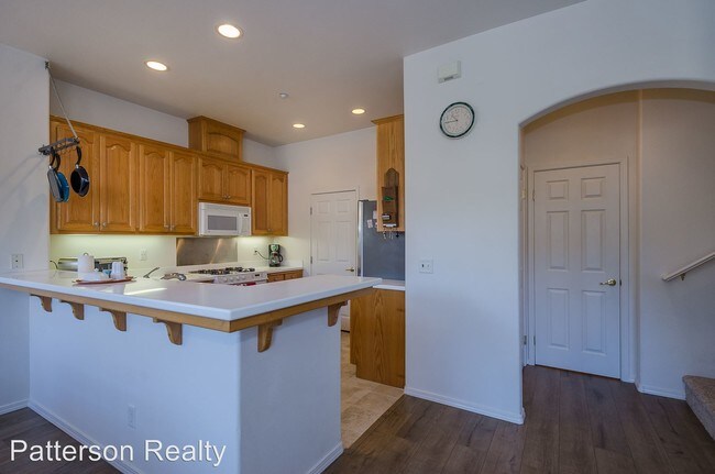 Building Photo - 2 br, 2.5 bath  - 757 Lawrence Drive