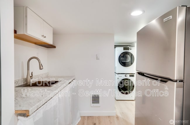 Building Photo - 1909 Guy Wetzel St