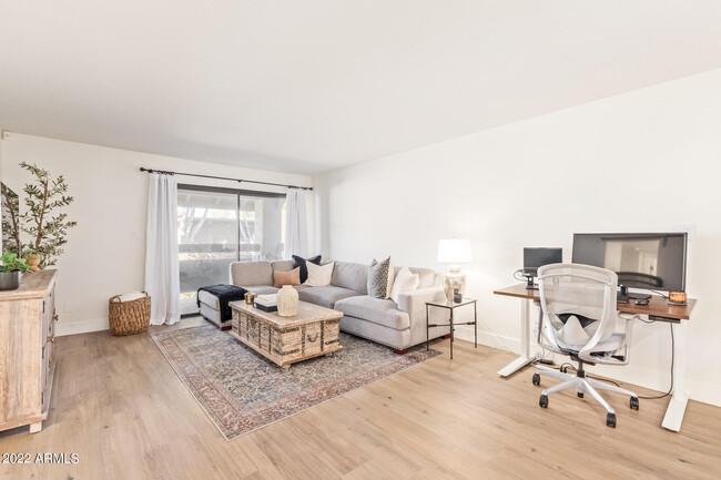 Foto del edificio - 3825 E Camelback Rd