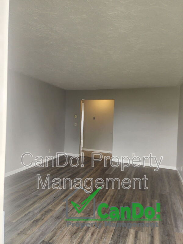 Foto del edificio - 230 Carol Dr