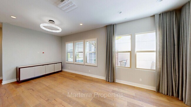 Foto del edificio - Beautiful Home In Costa Mesa with a Bonus Room