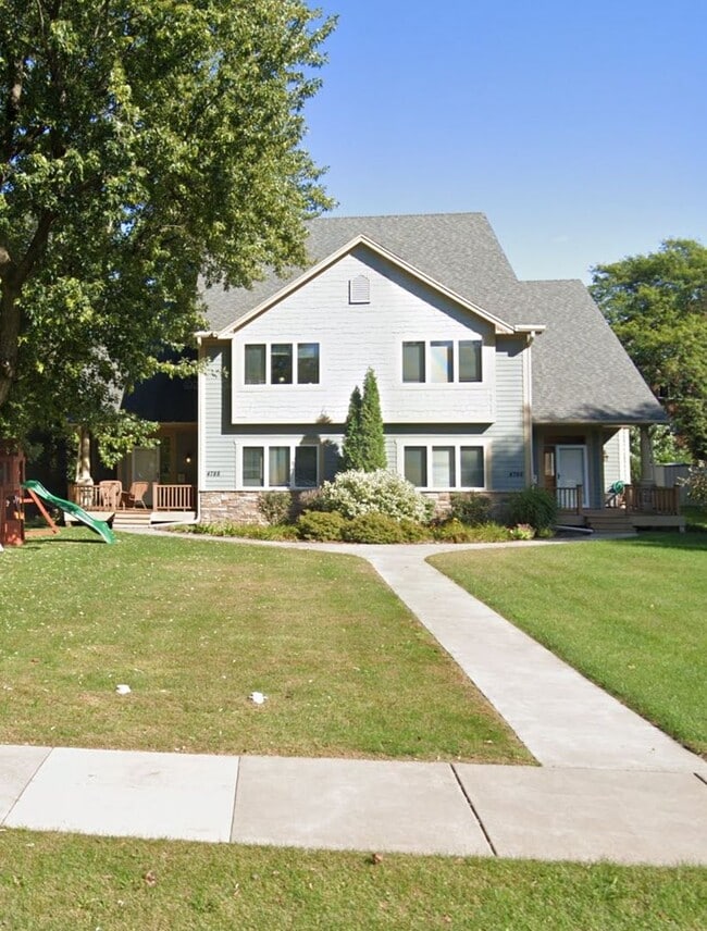 Building Photo - STUNNING, 5 BEDROOM AND 5 BATH TWIN HOME F...