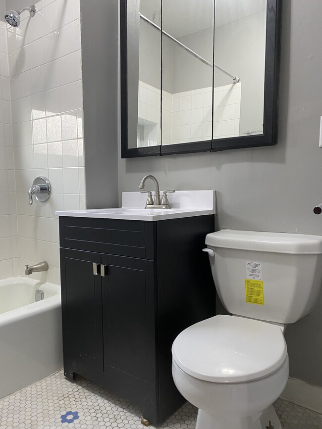 Baño reformado - 1925 W Armitage Ave