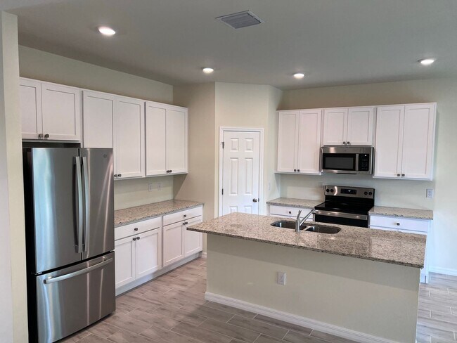 Building Photo - Beautiful 3 Bedroom Two Bath Duplex