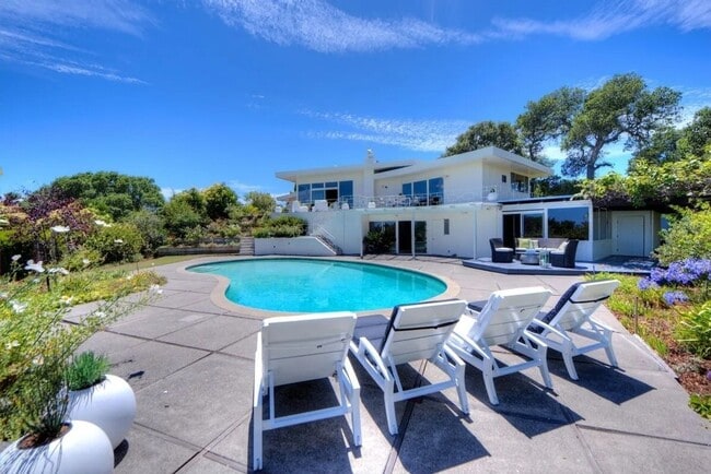Building Photo - Stunning Private Estate - 4 Bedroom / 4 Ba...