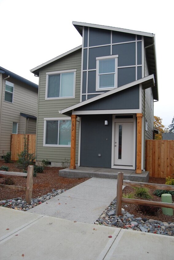 Foto principal - 3 Bedroom 2.5 Bath Newberg