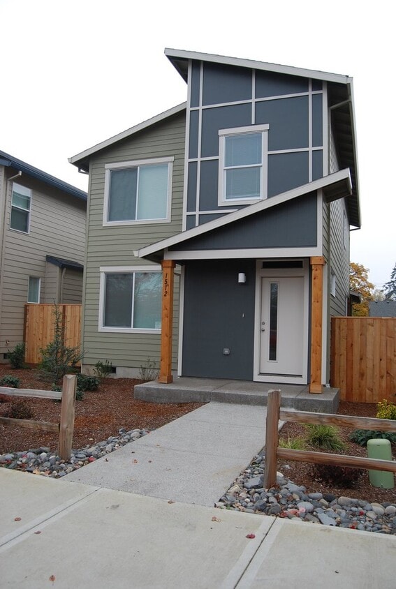 Primary Photo - 3 Bedroom 2.5 Bath Newberg